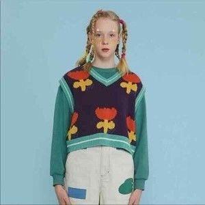 Kina + Tam Tulip Sweater Vest OS Cropped Heavy Knit V Neck Retro Mod

Fits S-M